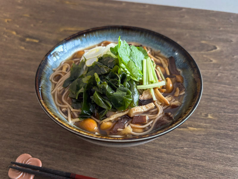 なめことわかめの蕎麦